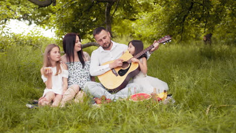 picnic familiar y música en el parque