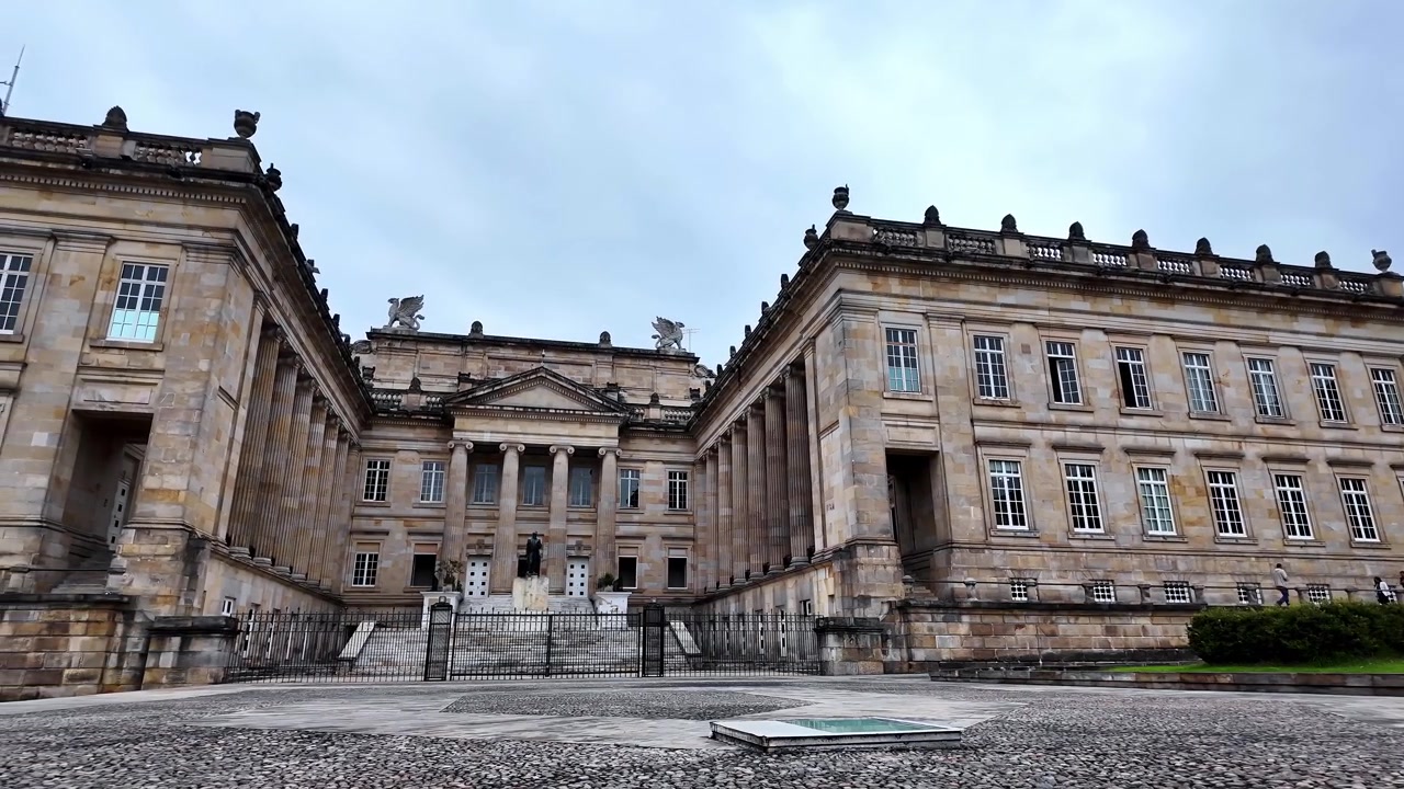 Vista diurna dell'imponente edificio neoclassico del Congresso colombiano di fronte alla storica piazza principale
