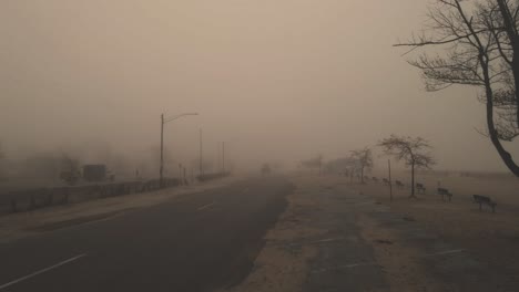 Niebla-Que-Fluye-Ligeramente-Sobre-Una-Calle-Durante-Una-Fría-Mañana-De-Octubre