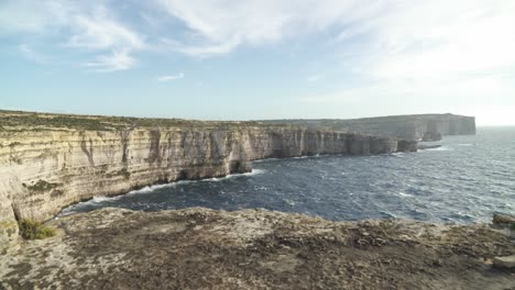 Klippen-In-Der-Nähe-Des-Azurblauen-Fensters-Und-Starkes-Mittelmeer,-Das-Am-Wintertag-Tobt