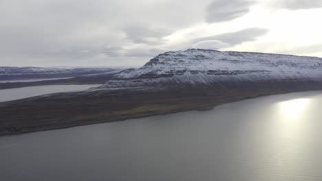 vista aérea de las montañas cubiertas de nieve en isafjordur en islandia
