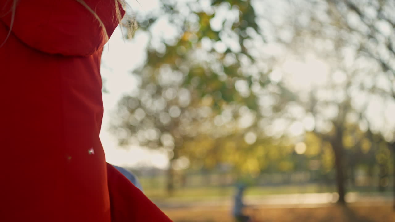 공원에서 안고 있는 어머니와 딸