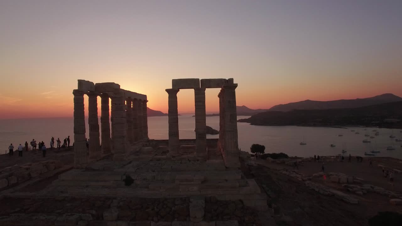 impresionantes imágenes de drones en la hora de oro del antiguo templo de poseidón, sounion