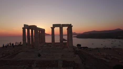 Beeindruckende-Drohnenaufnahmen-Zur-Goldenen-Stunde-Des-Antiken-Poseidontempels,-Sounion