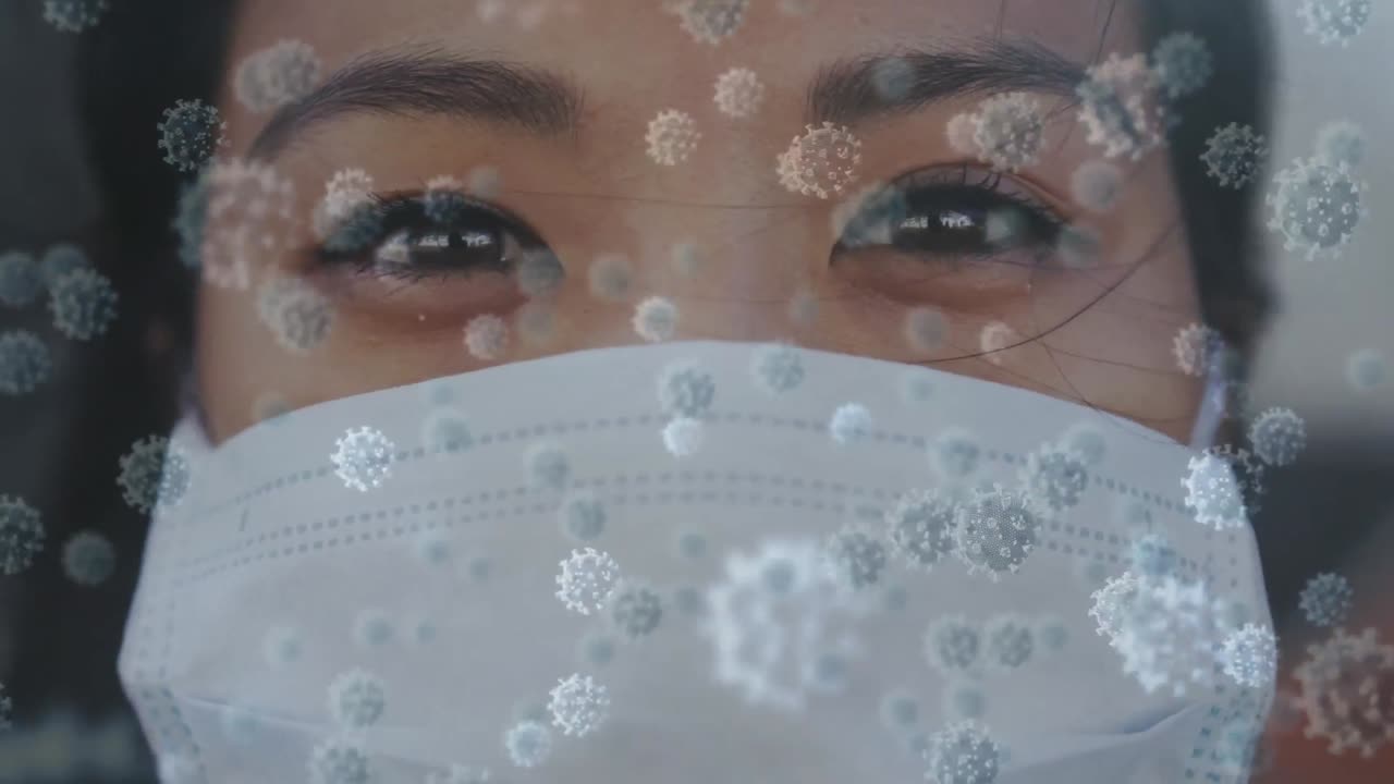 animación de células macro covid-19 flotando sobre una mujer asiática que usa una máscara