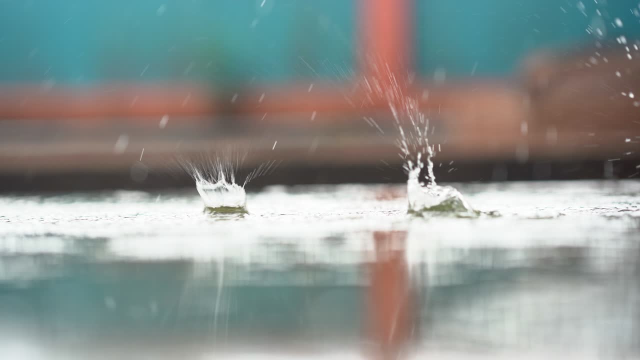 흐릿한 배경에서 땅에 떨어지는 비방울, 아름다운 자연, 비가 오는 계절, 물의 스플래시, 땅 위에 떨어지는 움직임, 이 빛나는 패스, 물은 아름다움, 가까운 시선, 비방울.