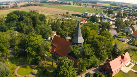fotografía aérea del panorama de una hermosa iglesia medieval en trutnowy, polonia