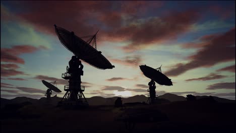 antenas parabólicas en el campo contra el cielo nublado durante la puesta del sol