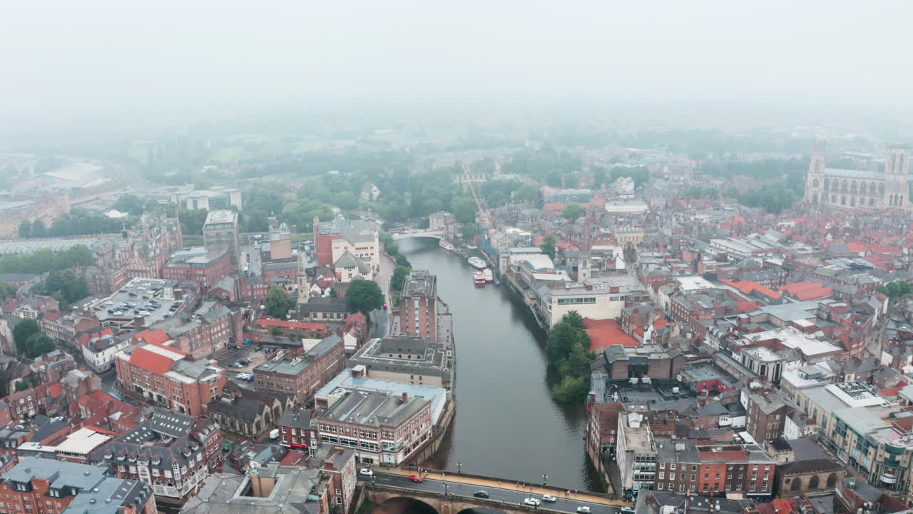 비가 내리는 뉴욕 도심의 드론 샷을 설정하는 돌리 백