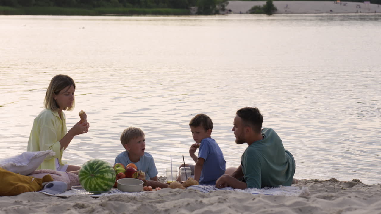 해변 에서 가족 들 과 함께 피크닉 을 하는 것