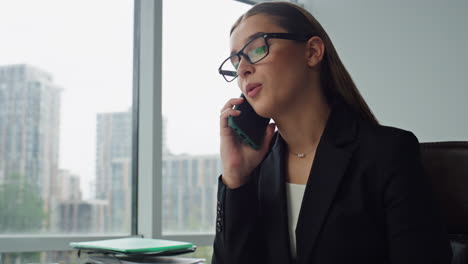 Mujer-De-Negocios-Segura-De-Sí-Misma-Haciendo-Un-Primer-Arreglo-De-Llamada.-Gerente-De-Oficina-Hablando