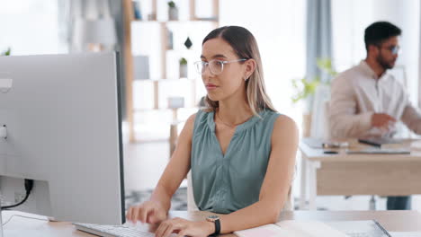 negocios, mujer y escribir en la computadora