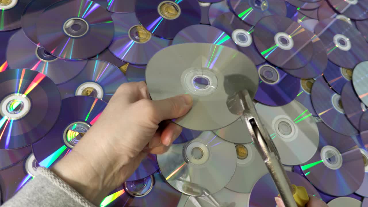 mujer trata de romper el cd o el dvd