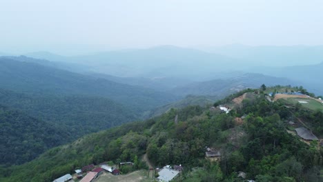 fotografía de drones del paisaje o las casas y el entorno de las personas que viven en nagaland, india