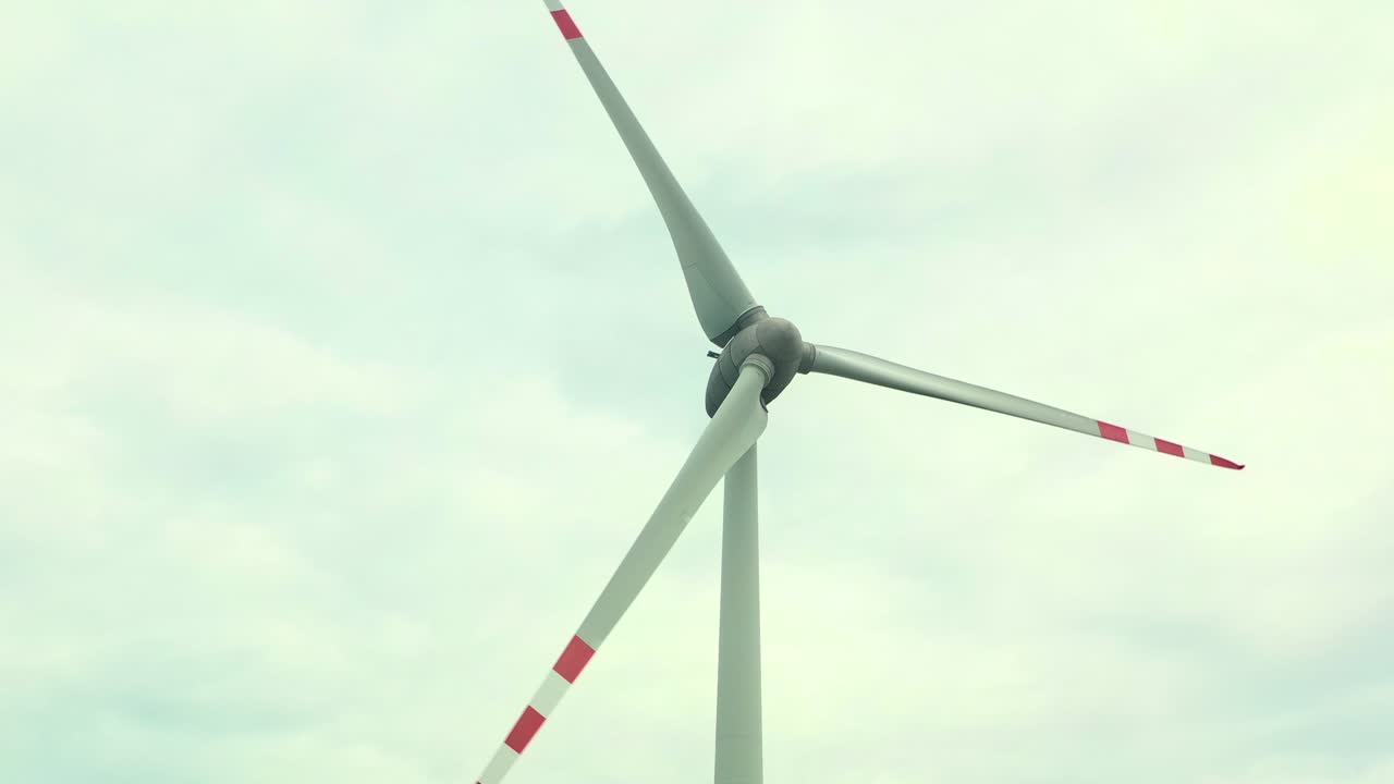 풍력 발전소와 주변 지역의 드론 뷰