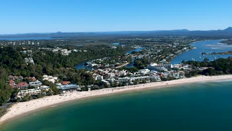 Toma-Aérea-Amplia-De-La-Playa-Principal-De-Noosa,-Cabezas-De-Noosa,-Queensland,-Australia