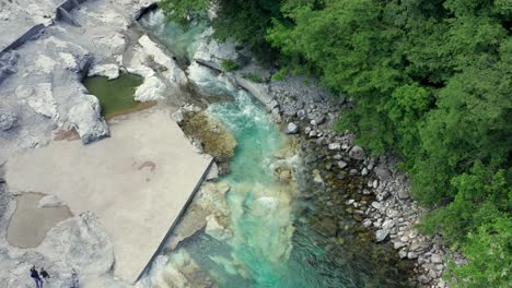 Increíble-Río-Serio-Con-Sus-Cristalinas-Aguas-Verdes,-Bergamo,-Valle-Seriana,-Italia