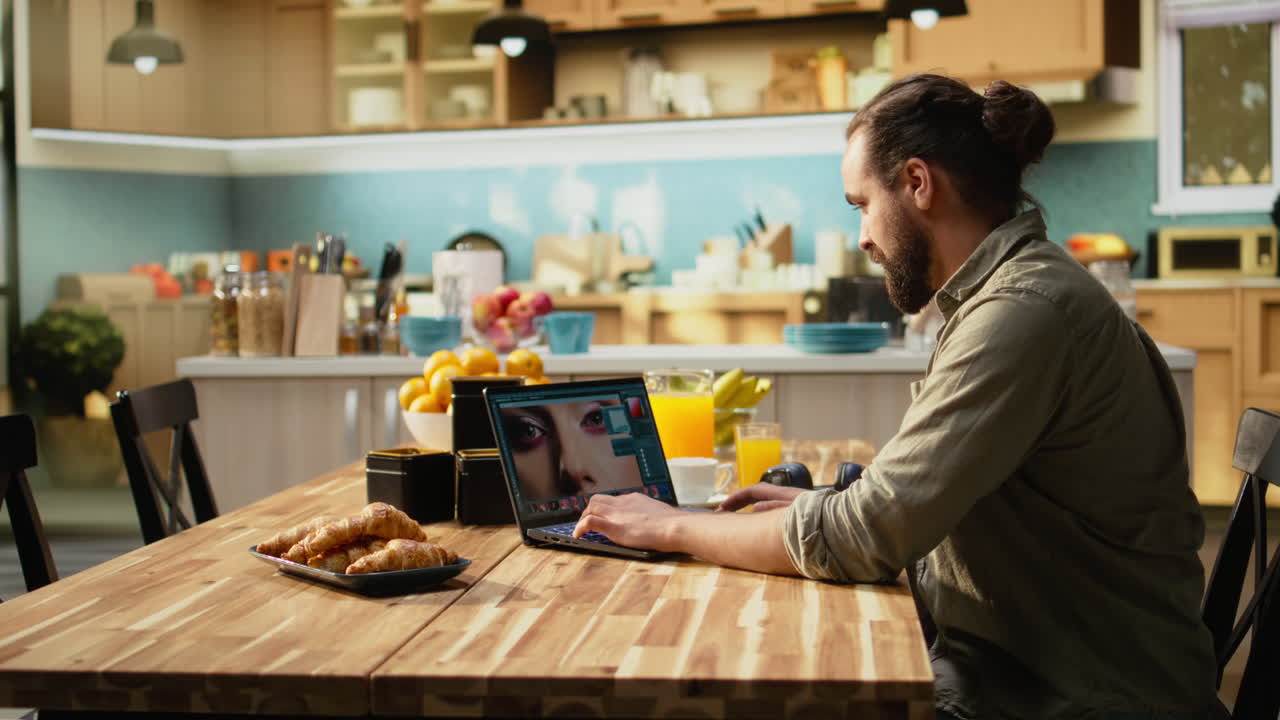 Grafico, editor di foto, contenuti visivi su laptop, stile di vita da lavoro da remoto