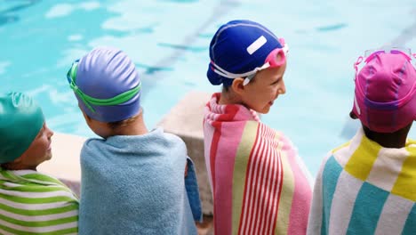 Süße-Kleine-Kinder-Stehen-In-Der-Nähe-Des-Schwimmbades