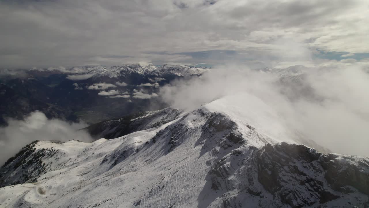 이 놀라운 드론 영상은 계절의 첫 번째 눈이 풍경을  ⁇ 고 있는 산의 비행을 포착합니다.