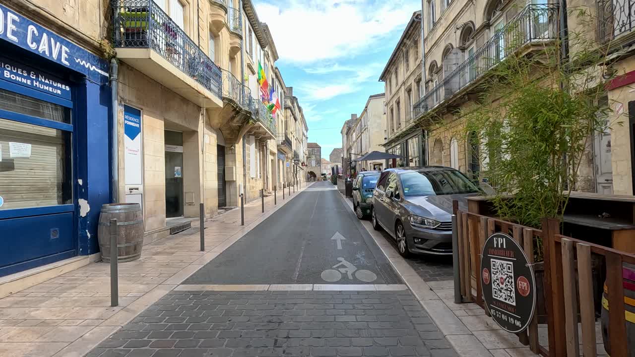 Una strada tranquilla con bandiere e auto parcheggiate