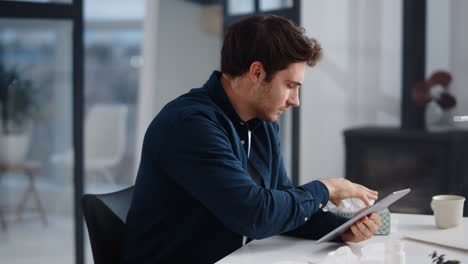 Hombre-De-Negocios-Enfermo-Que-Contrae-Gripe-En-El-Cargo.-Hombre-Enfermo-Estornudando-Cerca-De-La-Computadora-Portátil-En-El-Interior.