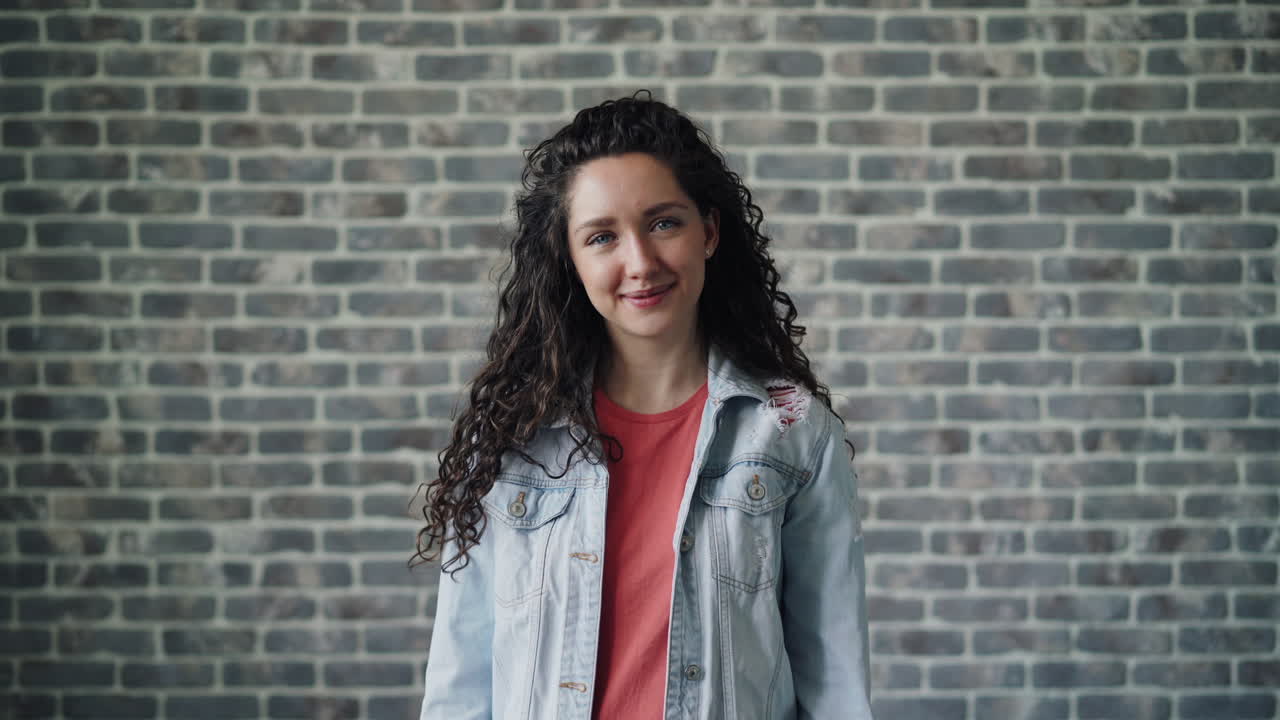 mujer feliz dando pulgares hacia arriba