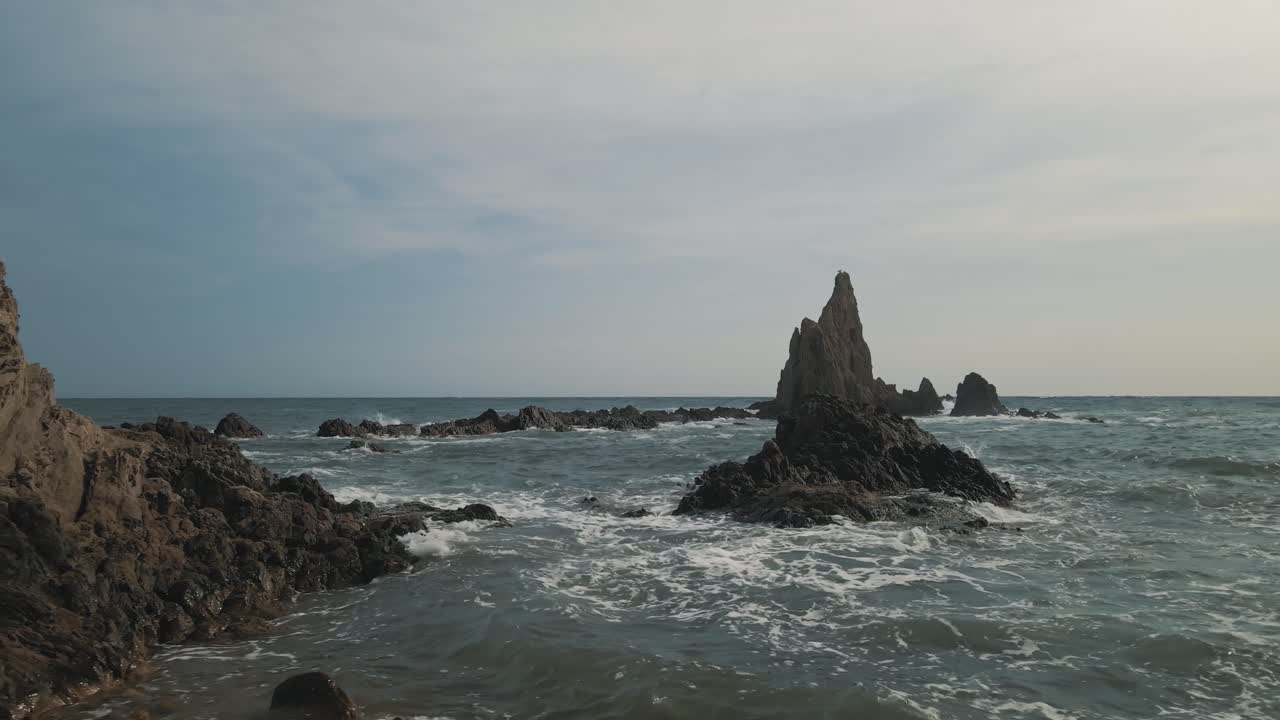 вид на море с женщиной, смотрящей на горизонт