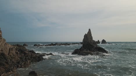 Blick-Auf-Das-Meer-Mit-Einer-Frau,-Die-Den-Horizont-Betrachtet