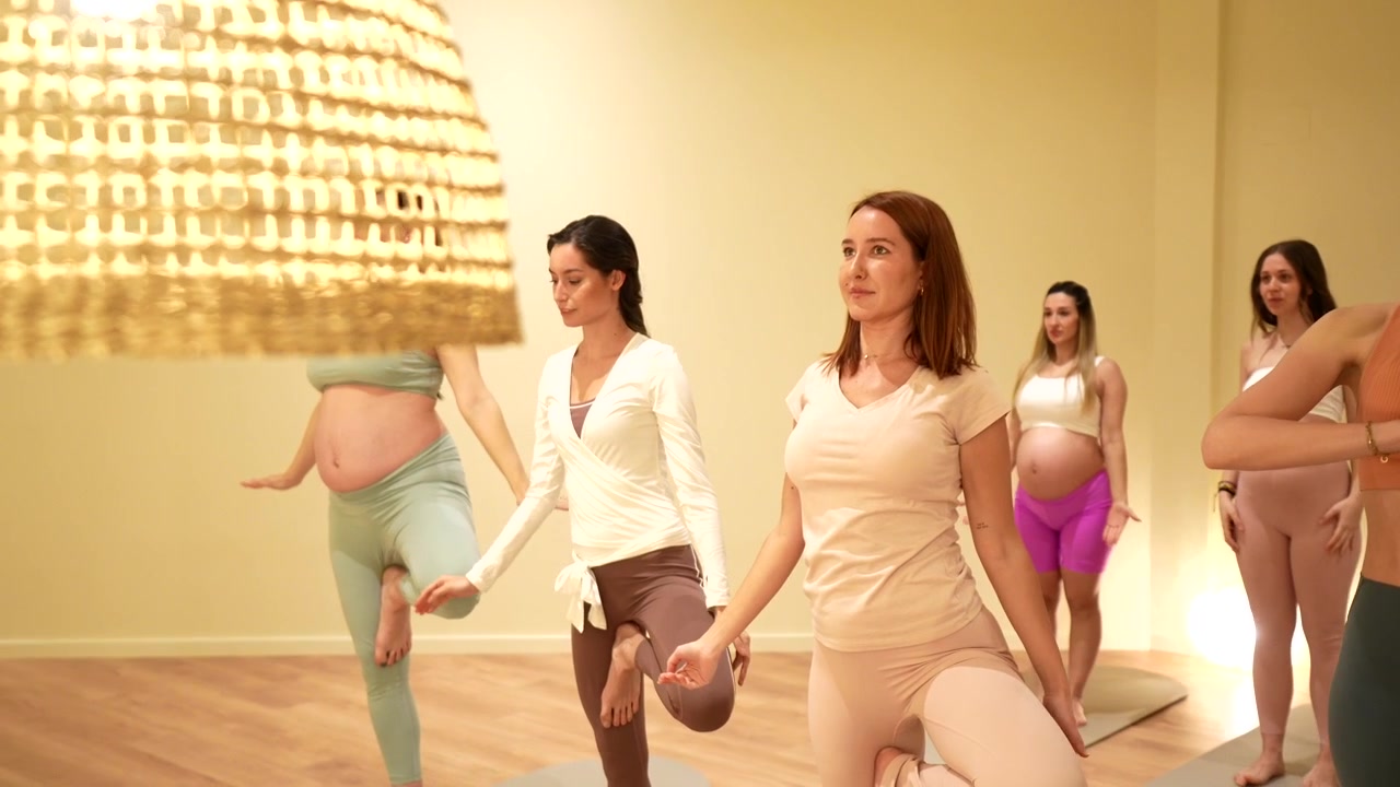 Donne che praticano yoga insieme in uno studio luminoso e tranquillo