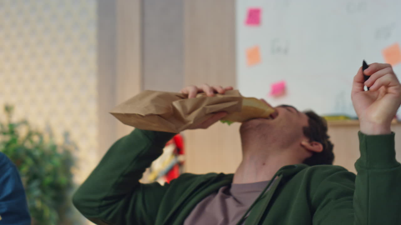 chicos riendo reaccionando emocionalmente en el almuerzo de cerca. diseñadores divirtiéndose