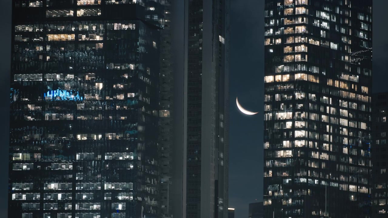 La Luna tra due edifici aziendali