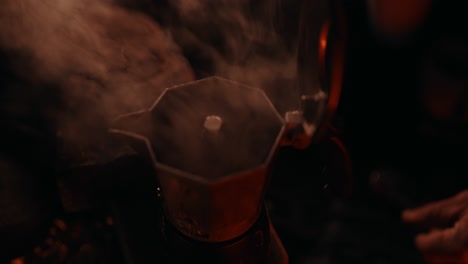 café de la fogata: una olla de moka caliente y humeante acaba de cocinar todo el café