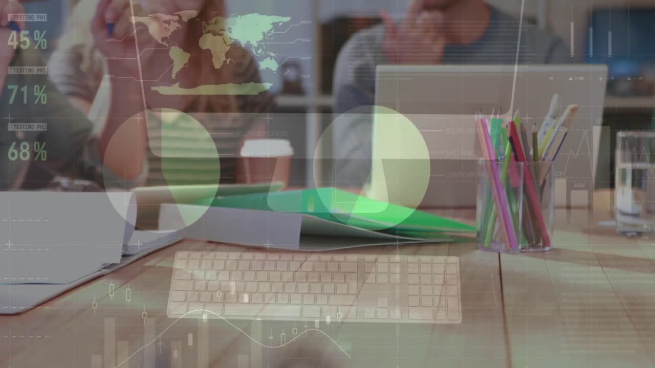 animación del procesamiento de datos financieros sobre diversas personas de negocios que se reúnen en la oficina