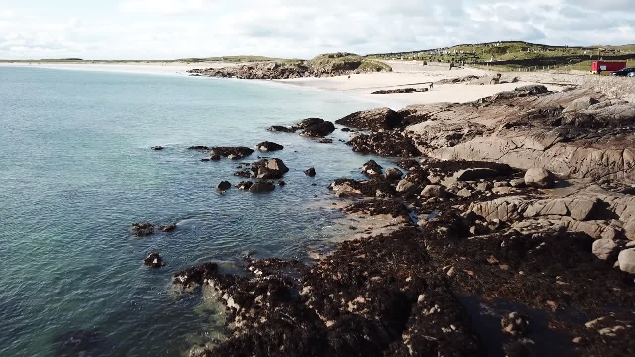 Vista aerea della spiaggia di Clifden, rocce e sabbia sulla riva, Irlanda, Connemara.