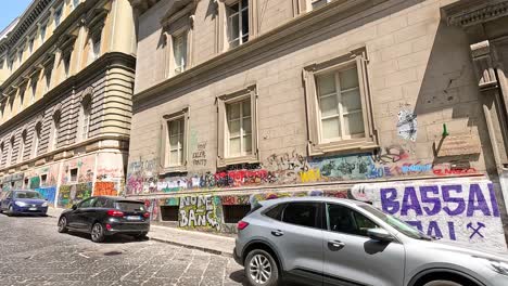 paredes cubiertas de graffiti con coches estacionados