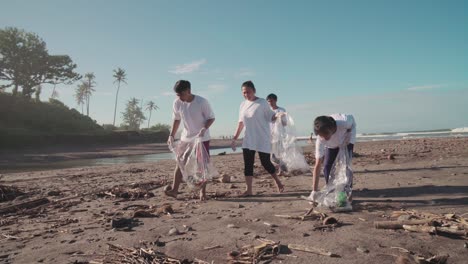 Grupo-De-Indonesios-Locales-Recogiendo-Basura-De-La-Playa