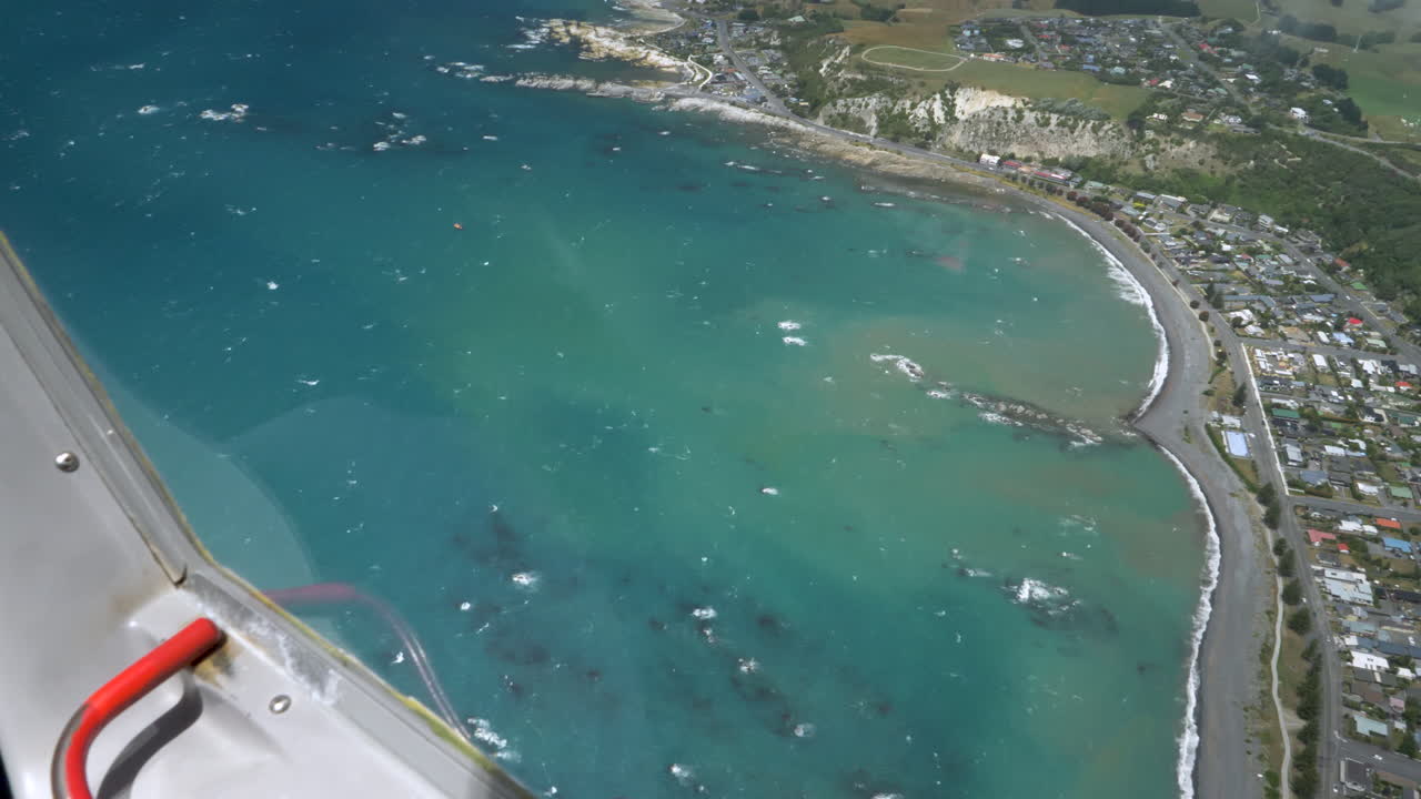 뉴질랜드의 카이쿠라 (kaikoura) 에 있는 도시와 해안의 지프스랜드 (gippsland) 가8 에어밴의 창문 밖의 4k 영상.