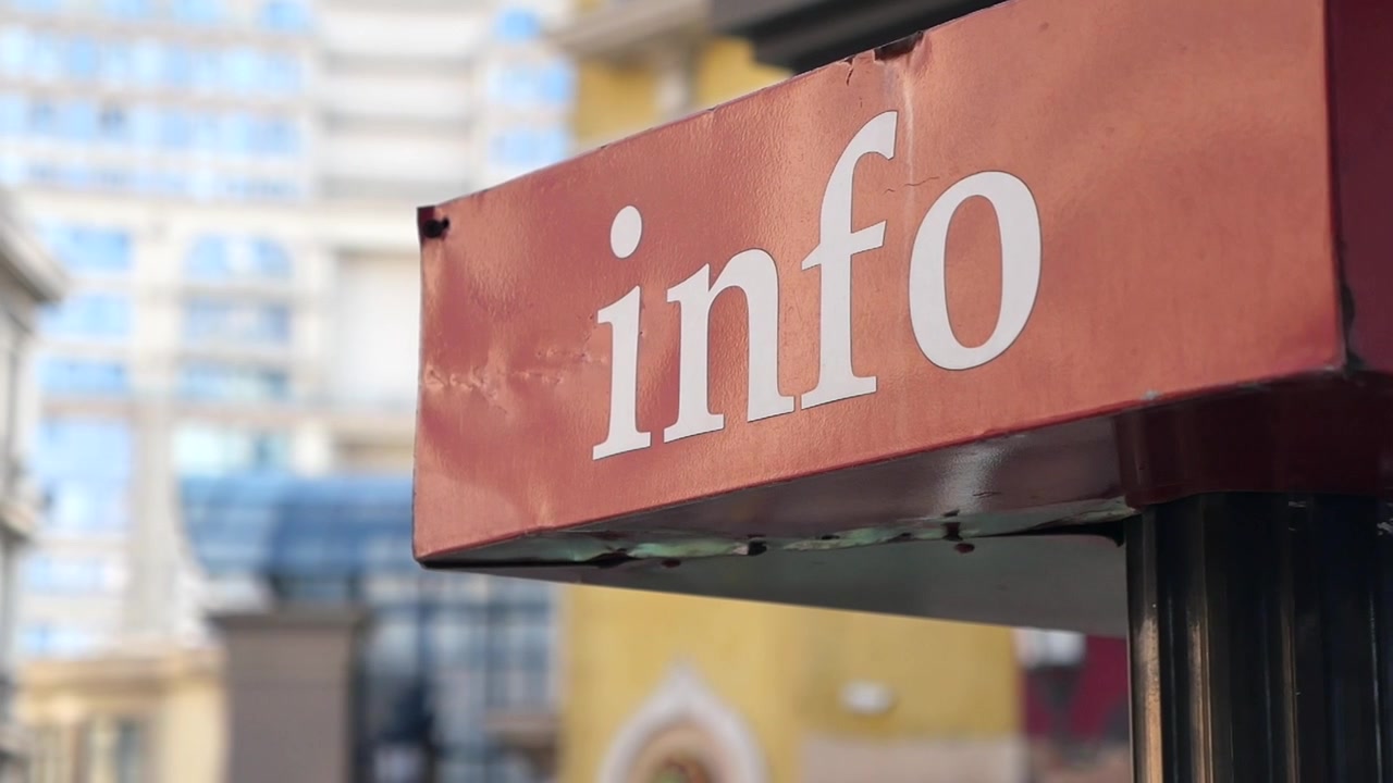 Rødt informationsskilt i et bymiljø