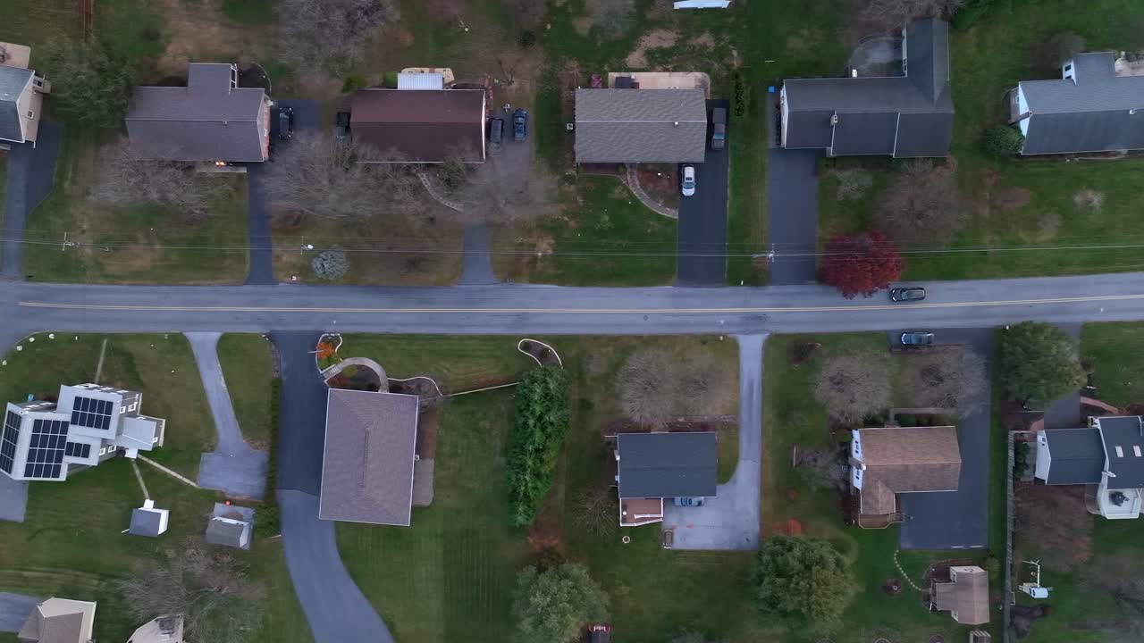 invierno oscuro de arriba hacia abajo disparo de drone del vecindario americano al anochecer