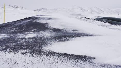 Nieve-Que-Sopla-En-La-Calle-Vacía-En-Islandia