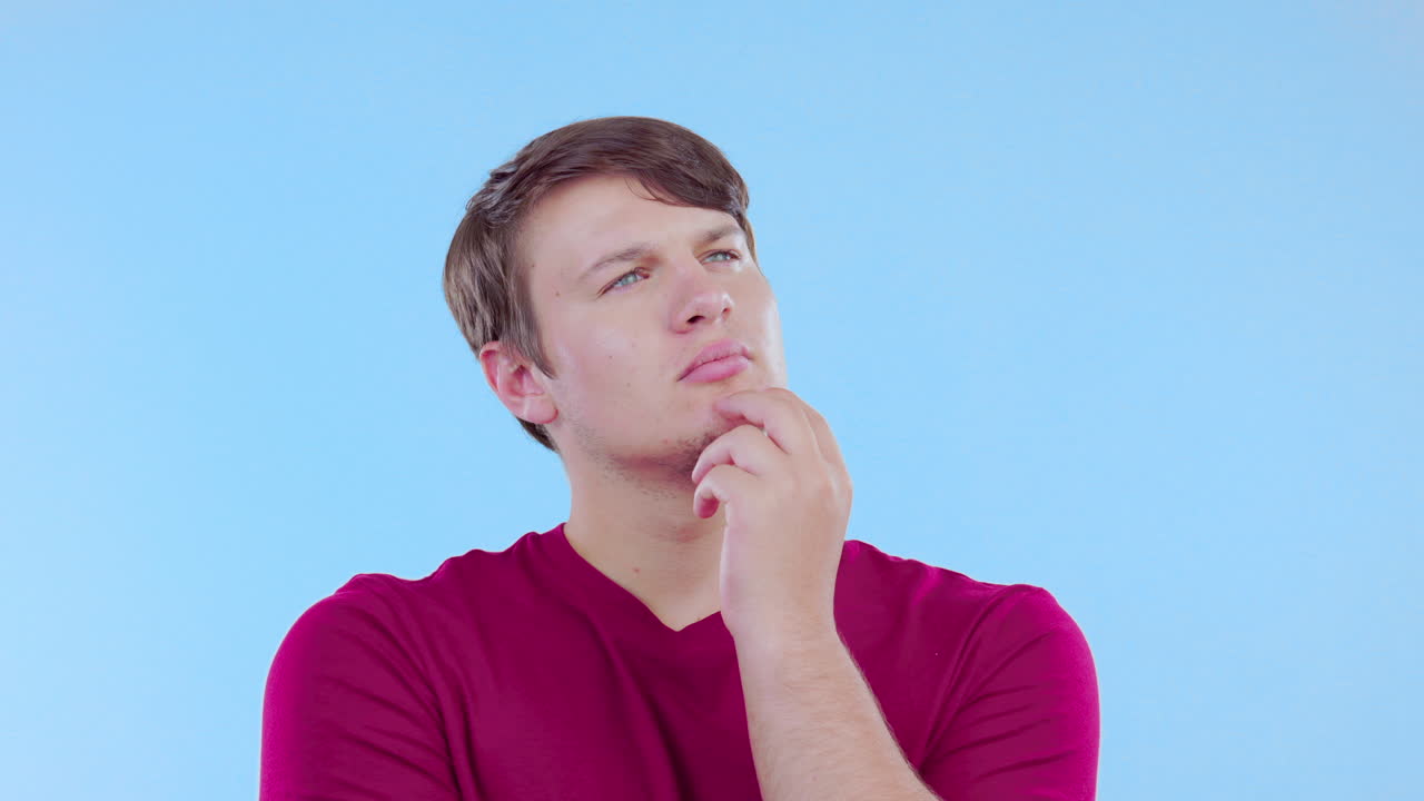 pensando, maravillándose y el hombre con una idea en el estudio