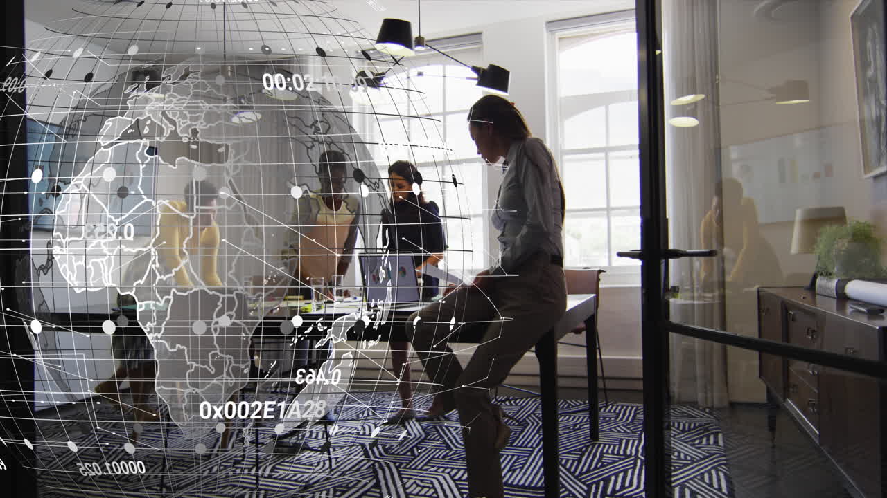 animación del procesamiento de datos y el mundo sobre diversas personas de negocios hablando en la oficina