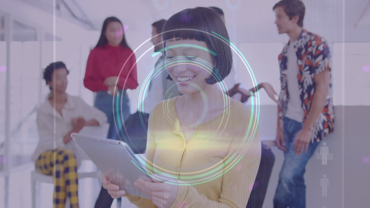 animación de senderos de luz de neón y escáner redondo sobre mujer asiática usando tableta digital en la oficina.