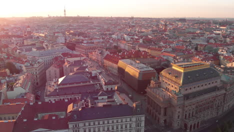 Vista-Aérea-Al-Río-Vltava-Y-La-Ciudad-Al-Amanecer,-Praga,-República-Checa