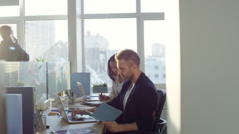 hombre de negocios trabajando en un escritorio en una oficina moderna de espacio abierto