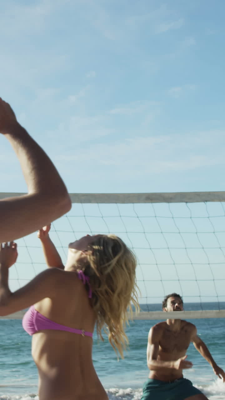 해변 배구 를 하는 친구 들