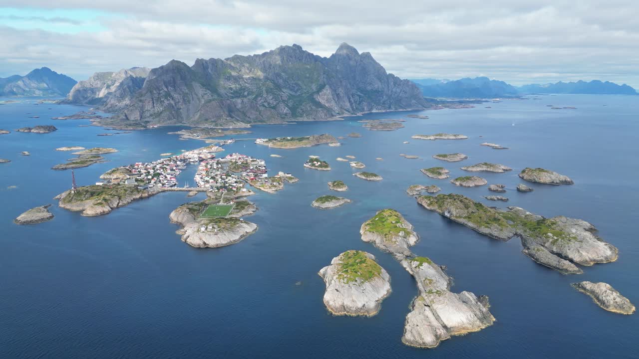 Henningsvær Lofootin saaristossa, Norjassa, Skandinaviassa - 4k ilmakuva: ympärillä kiertäen.
