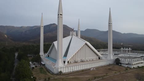 Close-up-Aerial-view-of-Faisal-Mosque,-Located-on-the-foothills-of-Margalla-Hills-in-Islamabad,-Pakistan