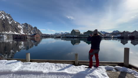 Turista-Tomando-Una-Foto-Panorámica-Con-Un-Smartphone-En-El-Paisaje-Interior-Del-Puerto-De-Svolvaer-En-Un-Día-Soleado-Con-Cielo-Azul,-Isla-De-Lofoten